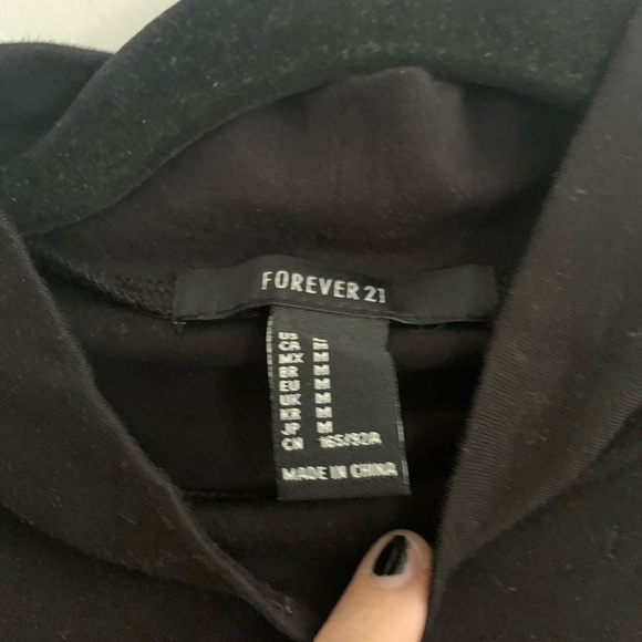 [M]👚NWOT - F21 black mock neck top - Picture 2 of 5